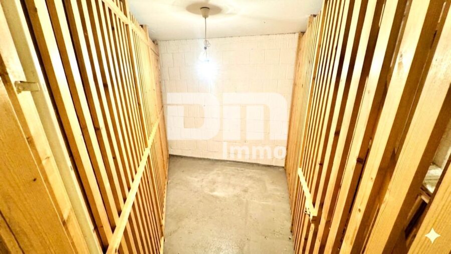 Gepflegte Maisonette Wohnung mit Studio 2x Balkon und PKW Stellplatz in Traumlage - Kellerraum / Abteil